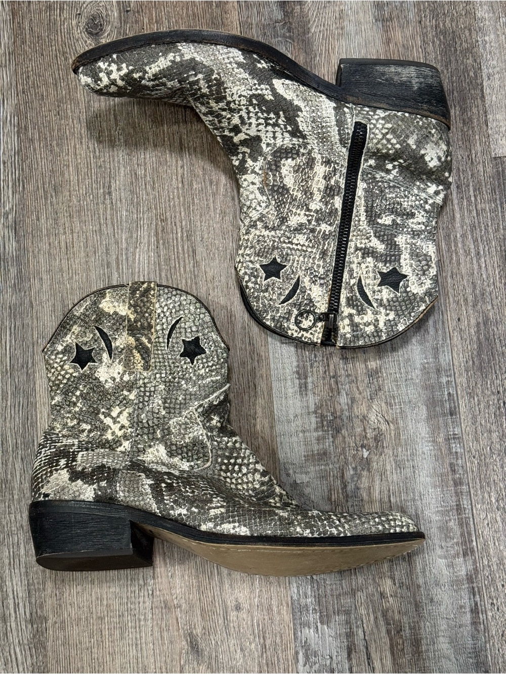 Ziginy "She's an Animal" western ankle boots grey snakeskin print size 8.5